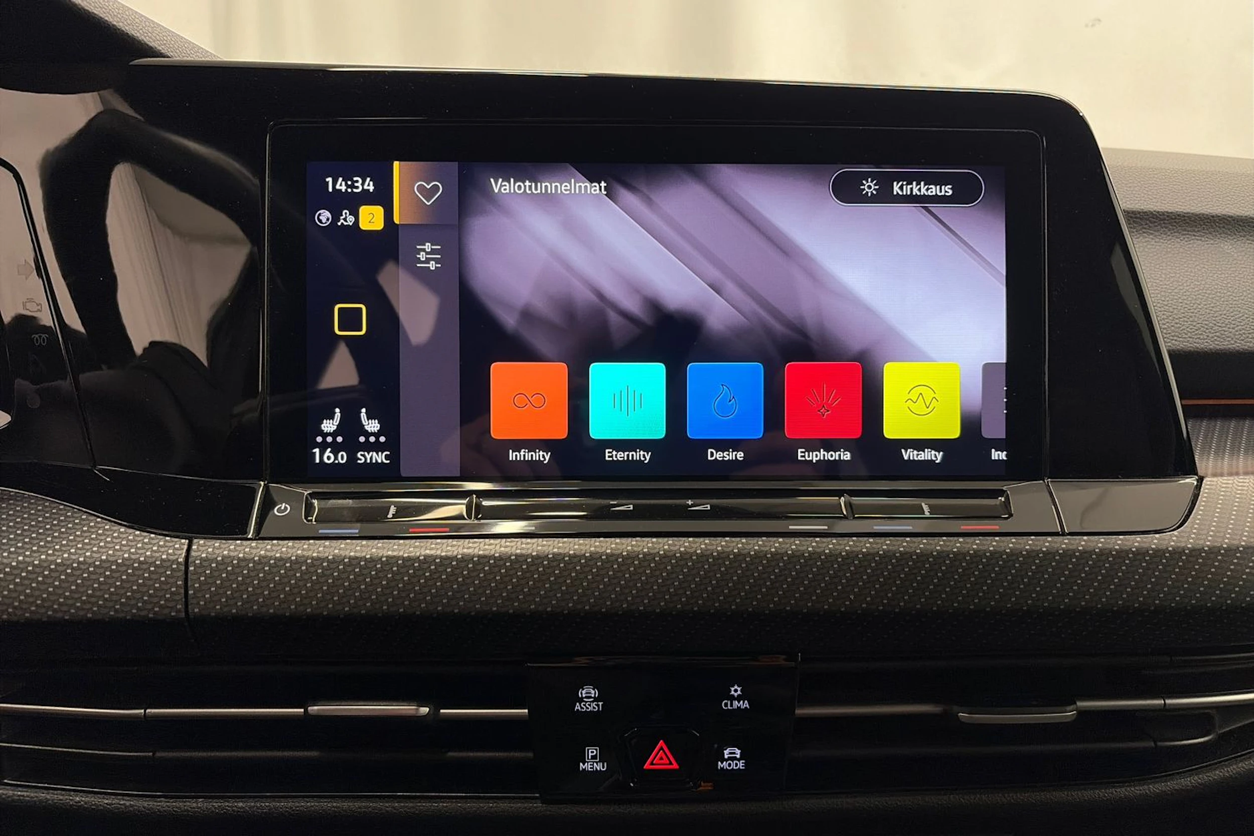 musta Volkswagen Golf 2021 kuva 21.