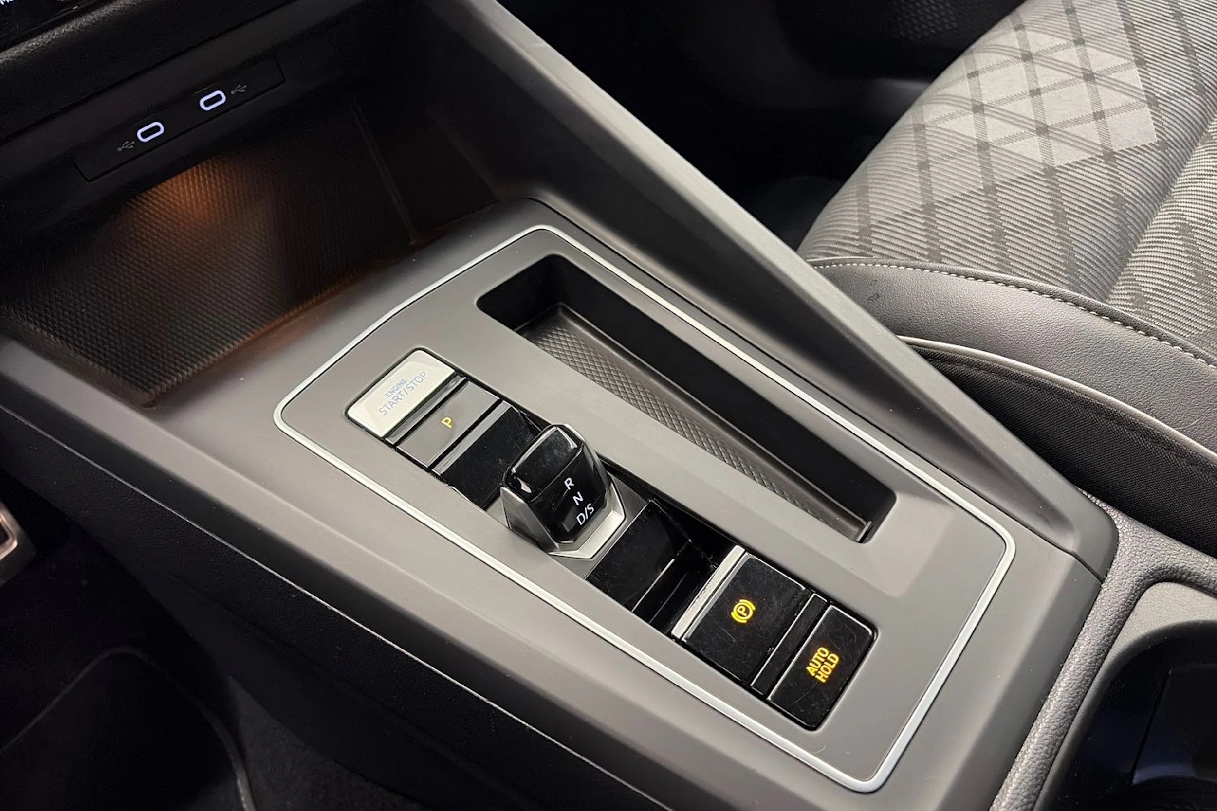 musta Volkswagen Golf 2021 kuva 25.