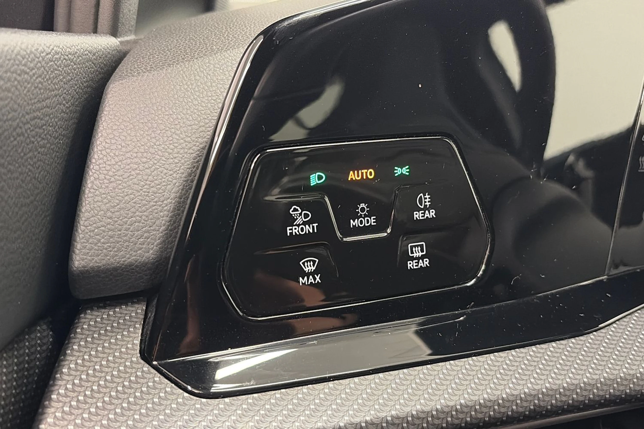 musta Volkswagen Golf 2021 kuva 26.
