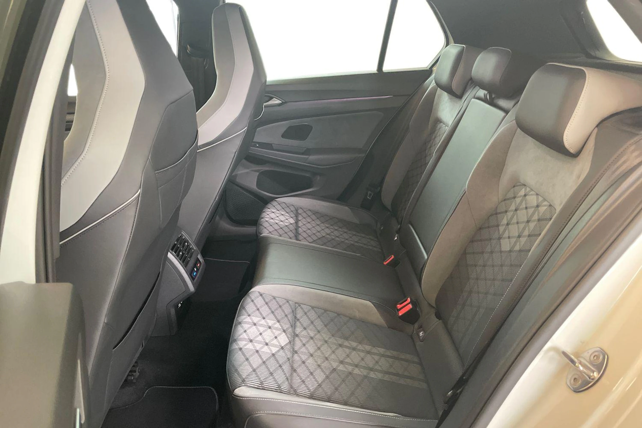 Valkoinen Volkswagen GOLF 2021 kuva 11.