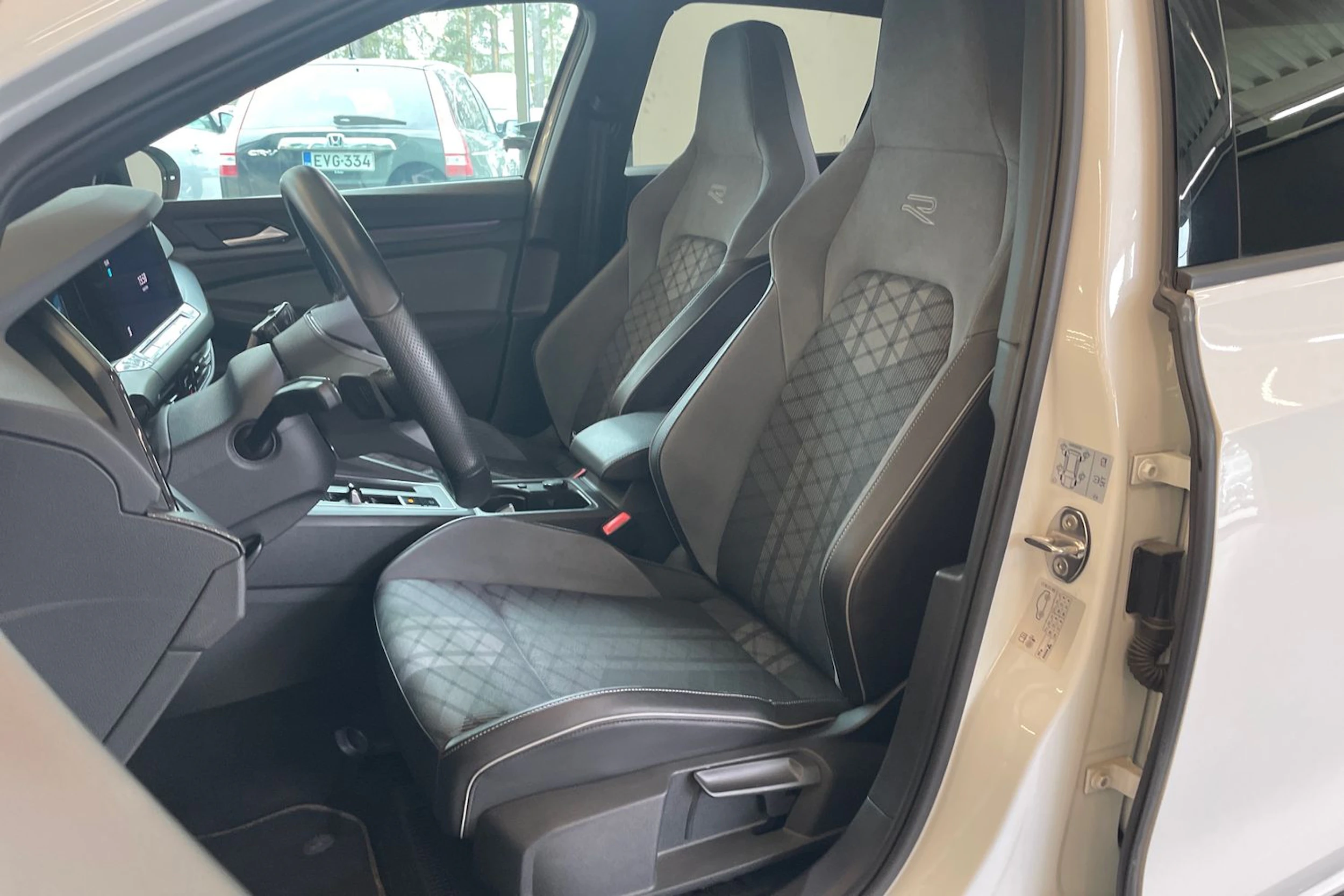 Valkoinen Volkswagen GOLF 2021 kuva 24.