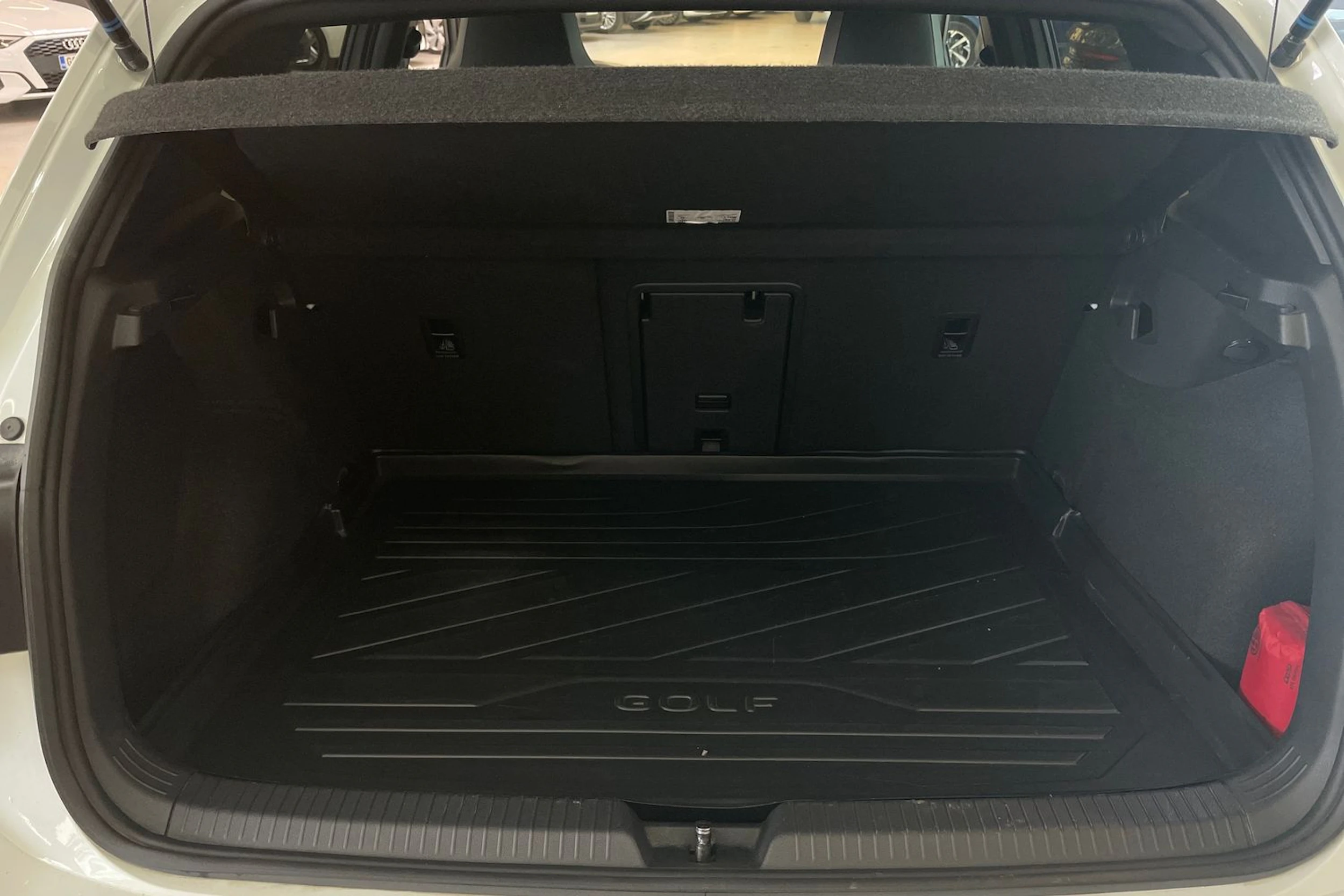 Valkoinen Volkswagen GOLF 2021 kuva 26.