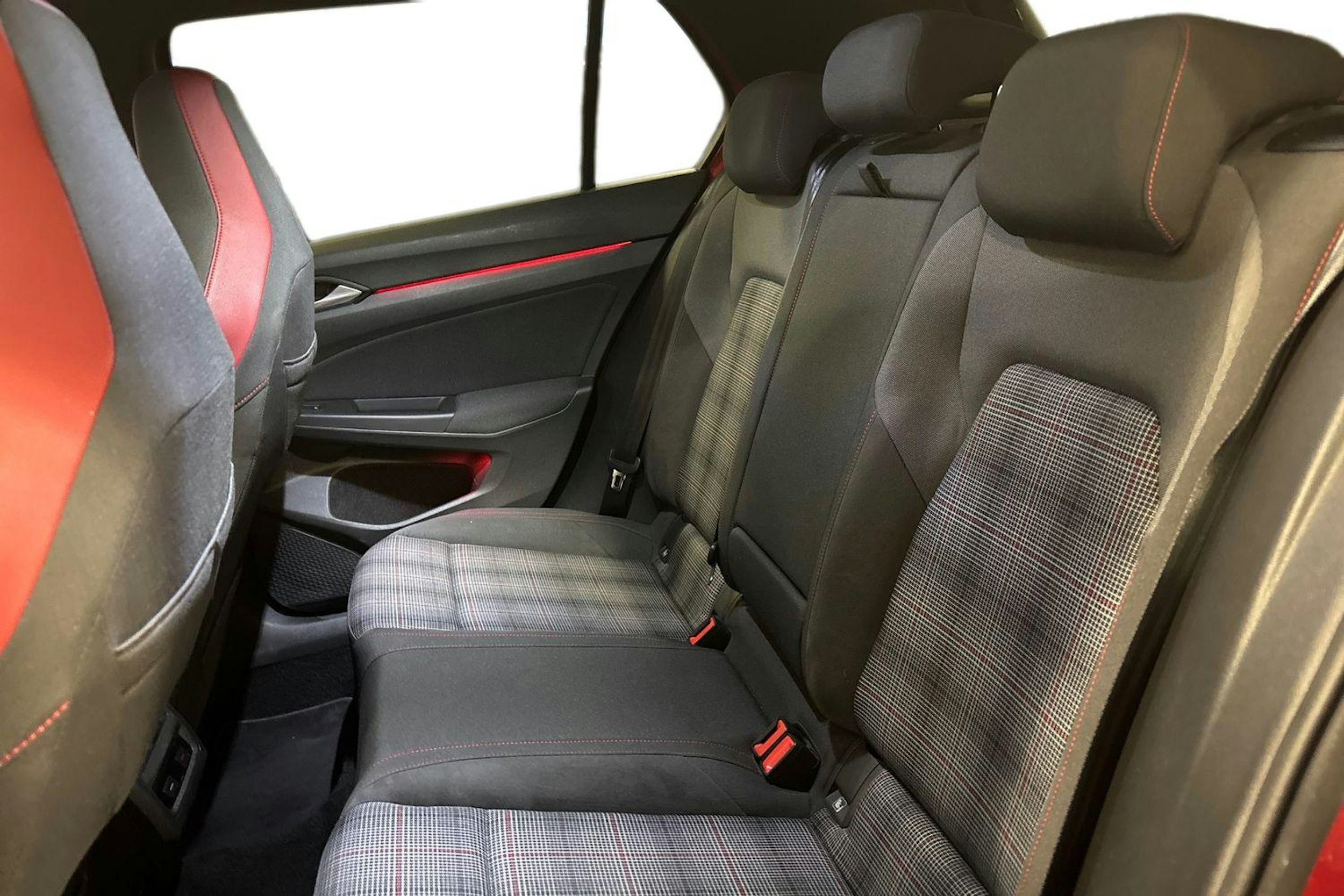 punainen Volkswagen Golf 2021 kuva 10.