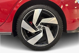punainen Volkswagen Golf 2021 kuva 11.