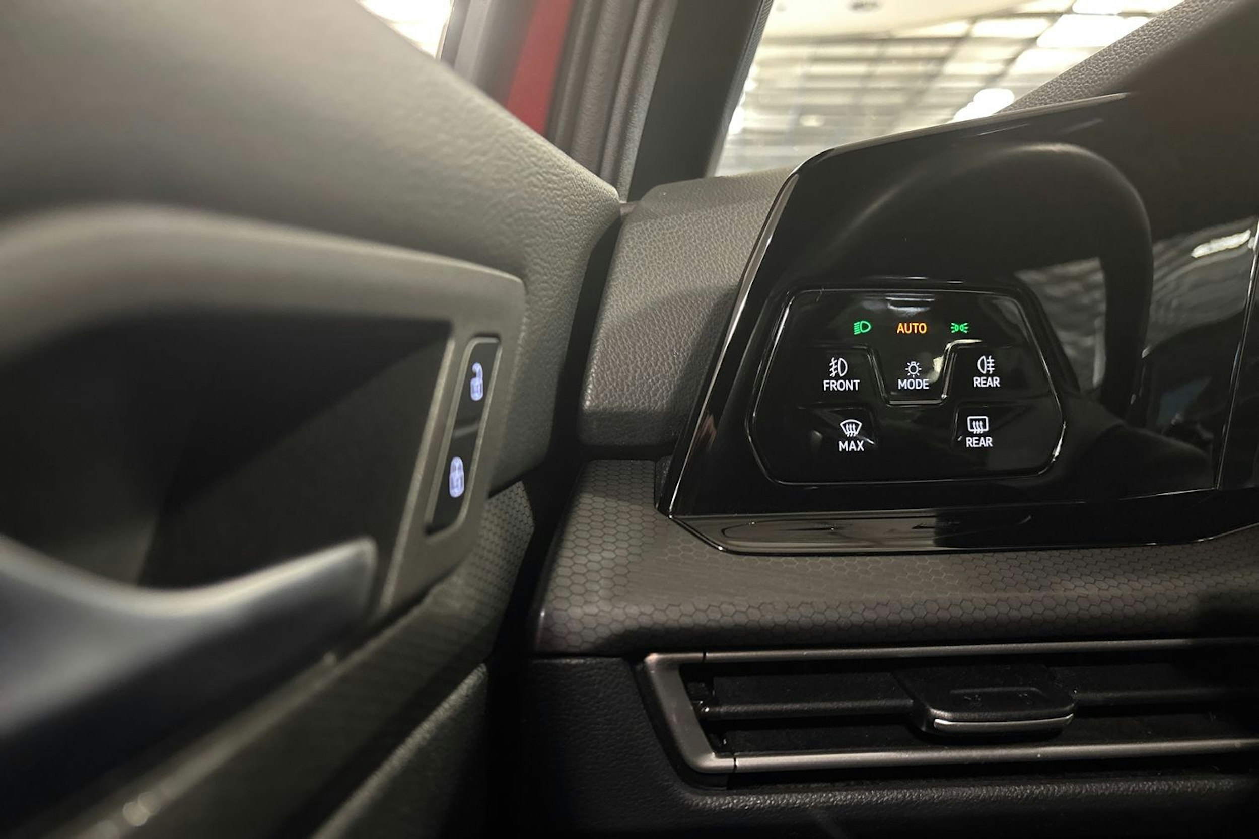 punainen Volkswagen Golf 2021 kuva 16.