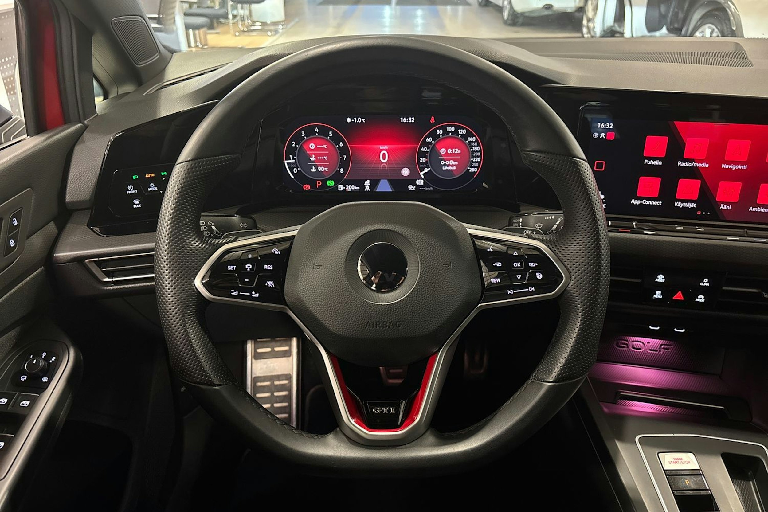 punainen Volkswagen Golf 2021 kuva 17.