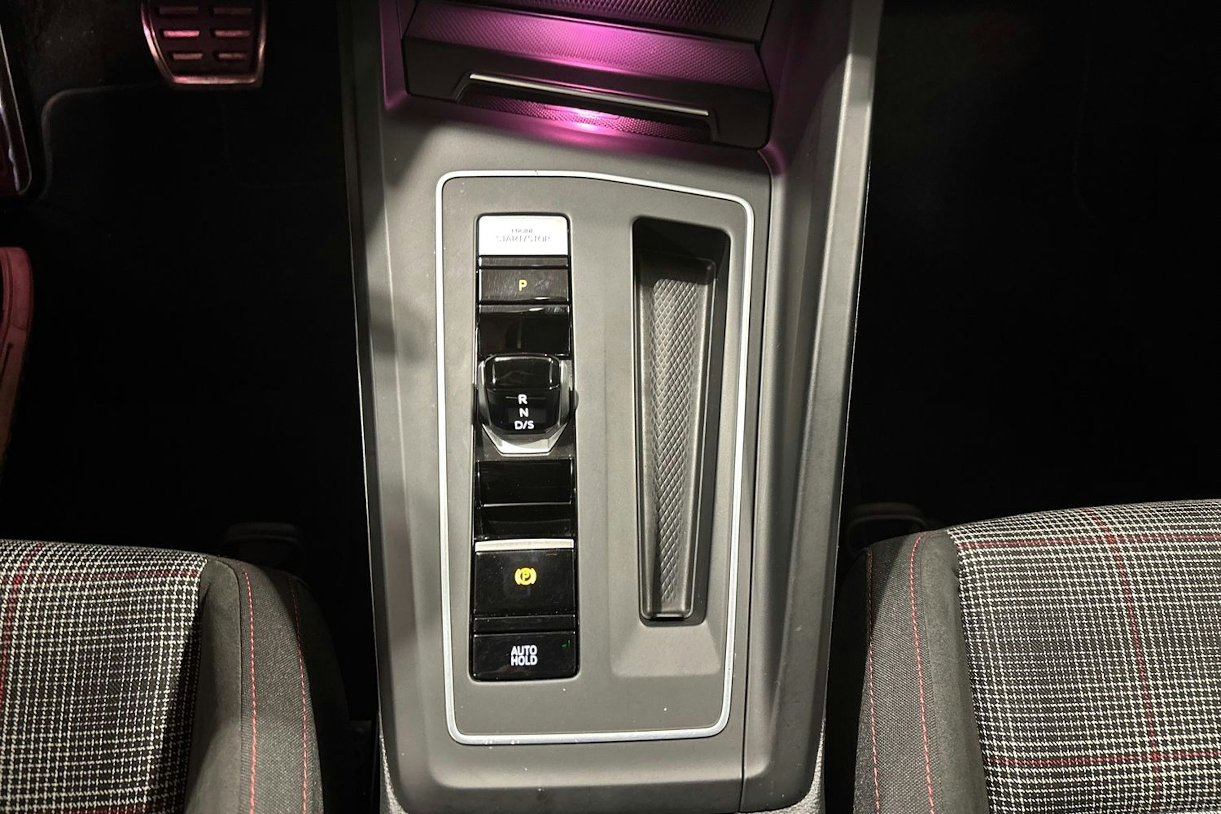 punainen Volkswagen Golf 2021 kuva 23.