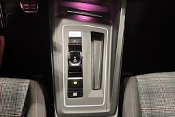 punainen Volkswagen Golf 2021 kuva 23.