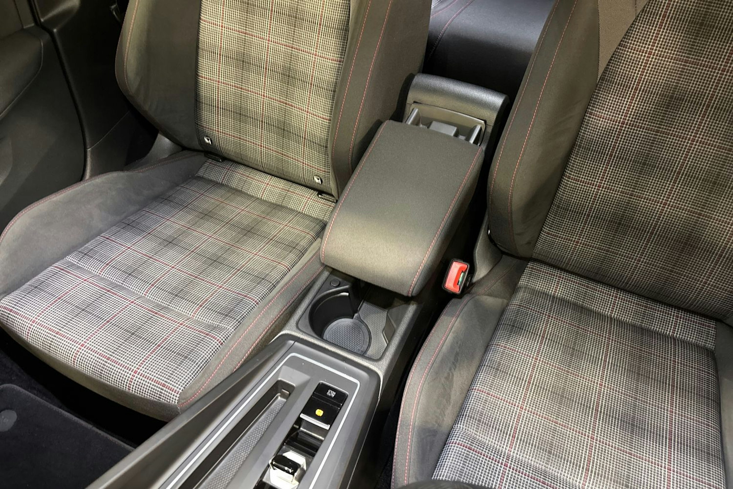 punainen Volkswagen Golf 2021 kuva 24.