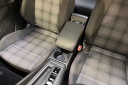 punainen Volkswagen Golf 2021 kuva 24.