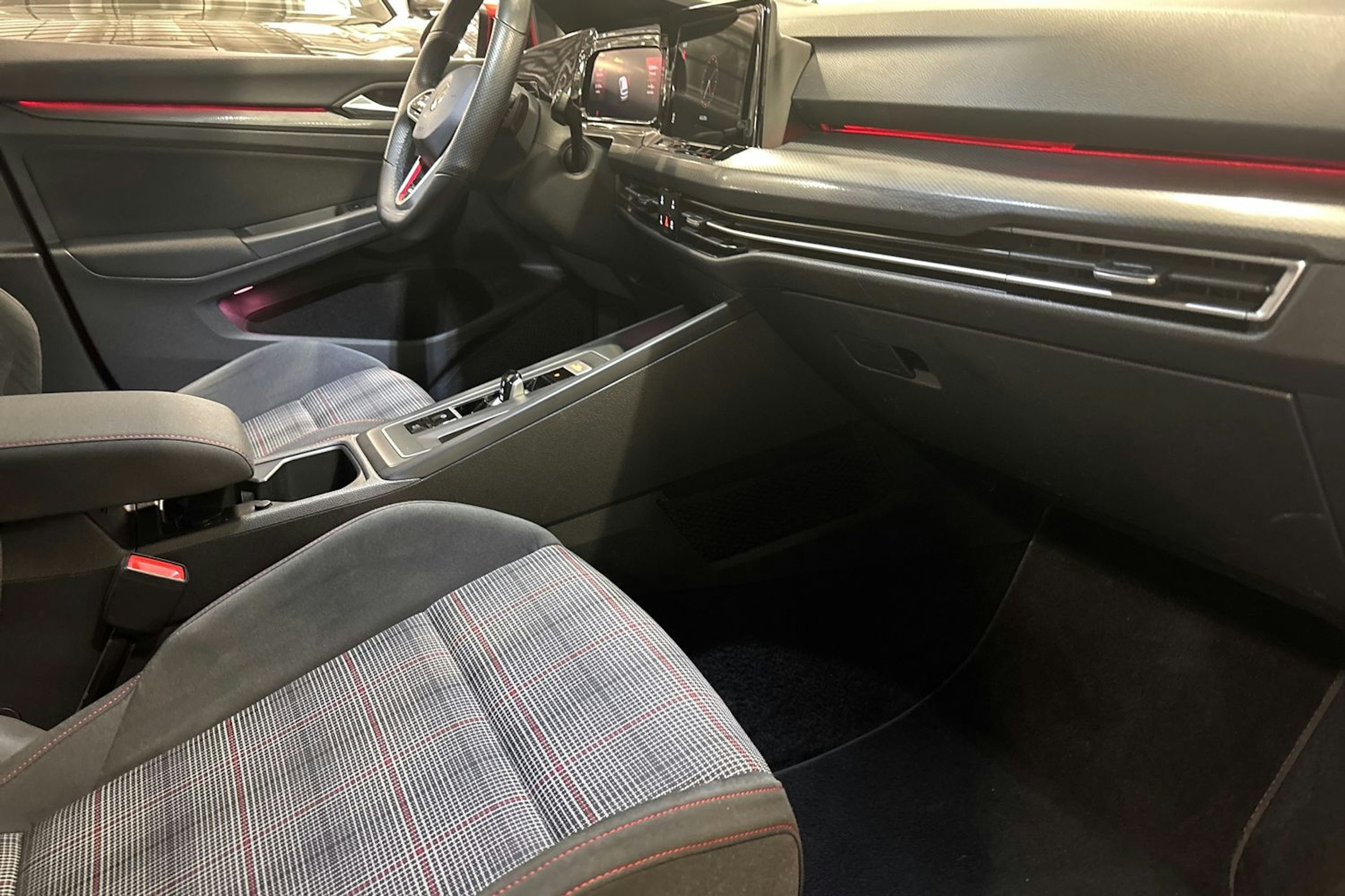 punainen Volkswagen Golf 2021 kuva 25.