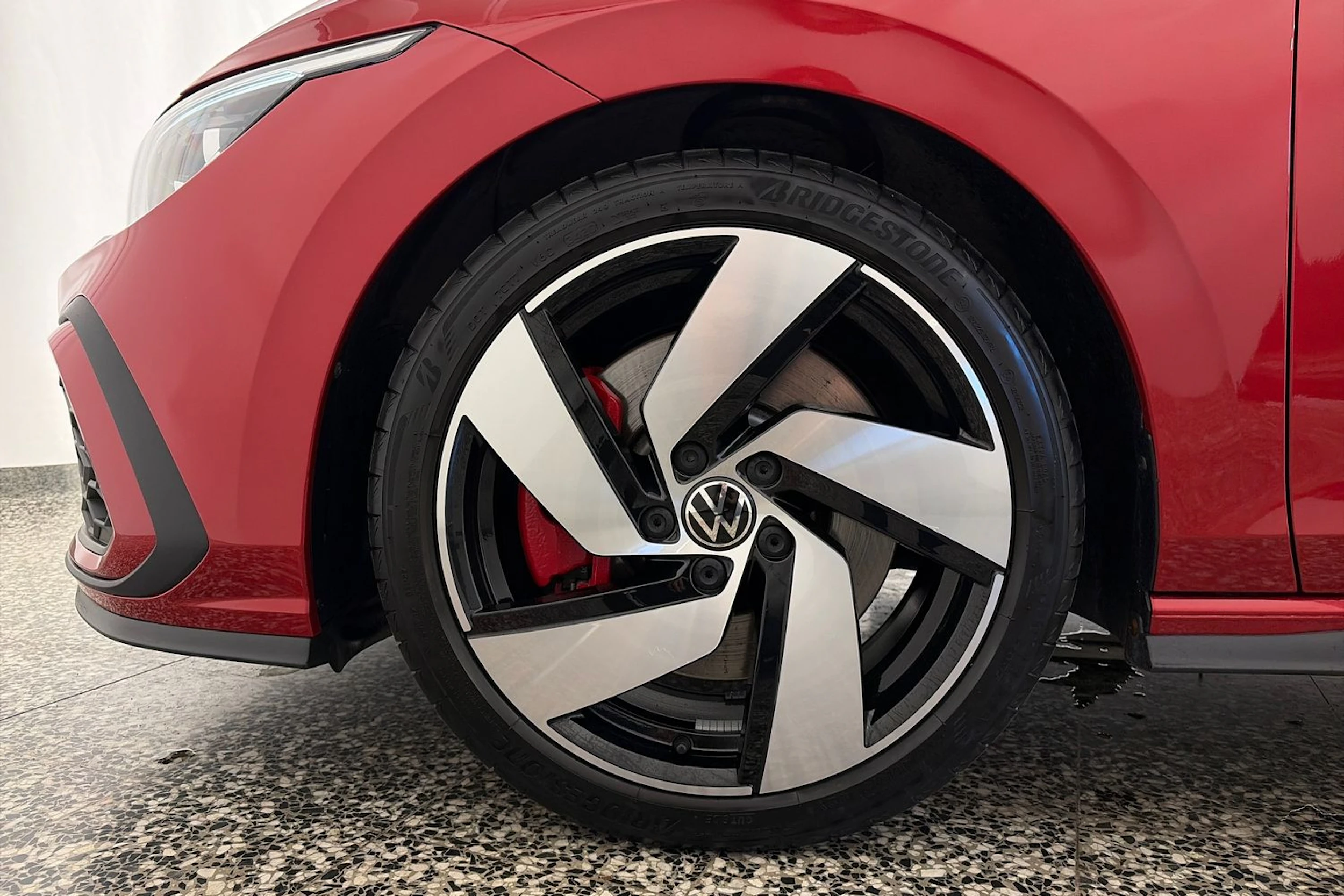 punainen Volkswagen Golf 2021 kuva 10.