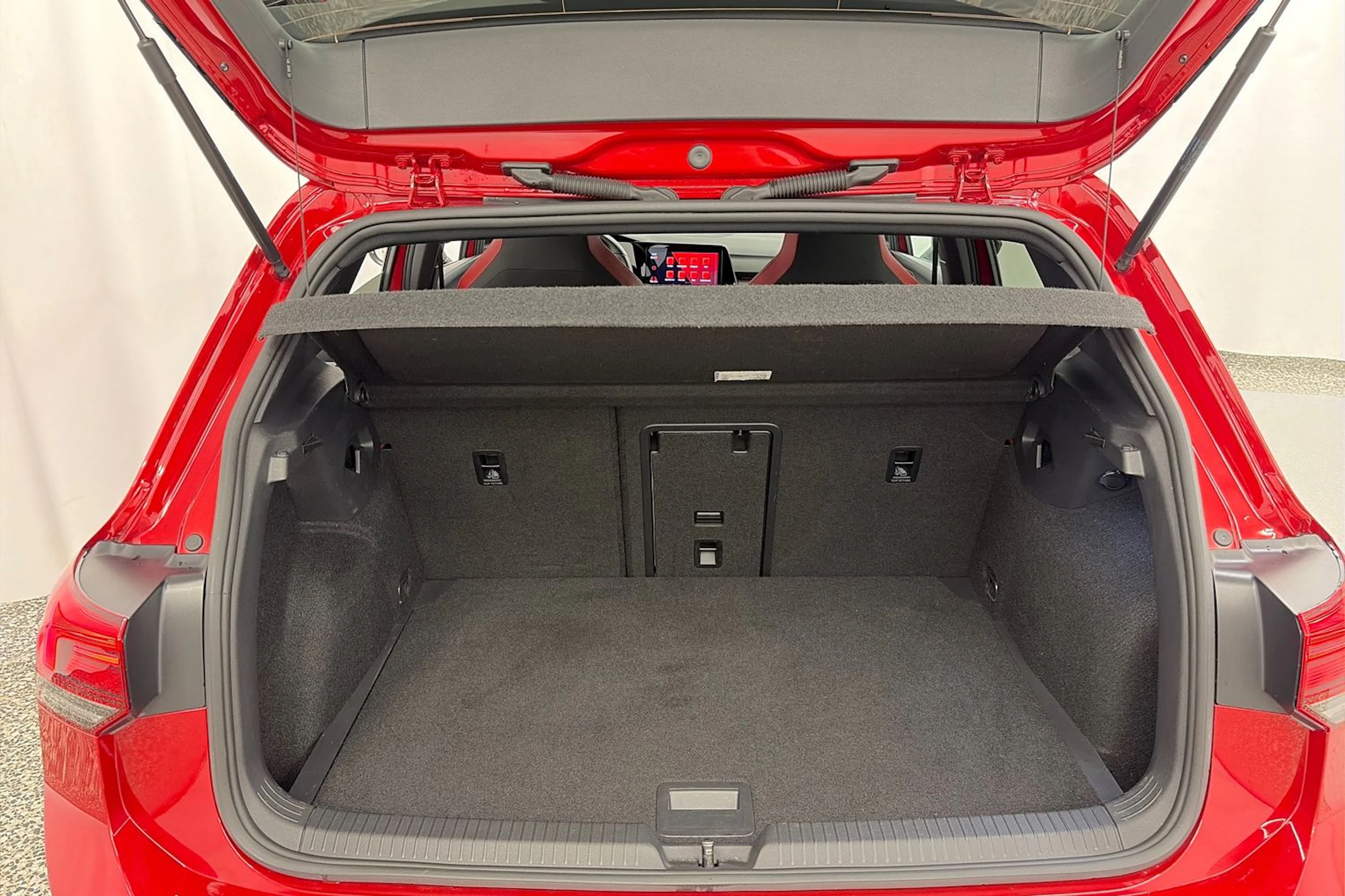 punainen Volkswagen Golf 2021 kuva 11.