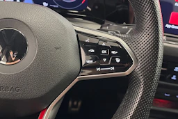 punainen Volkswagen Golf 2021 kuva 15.