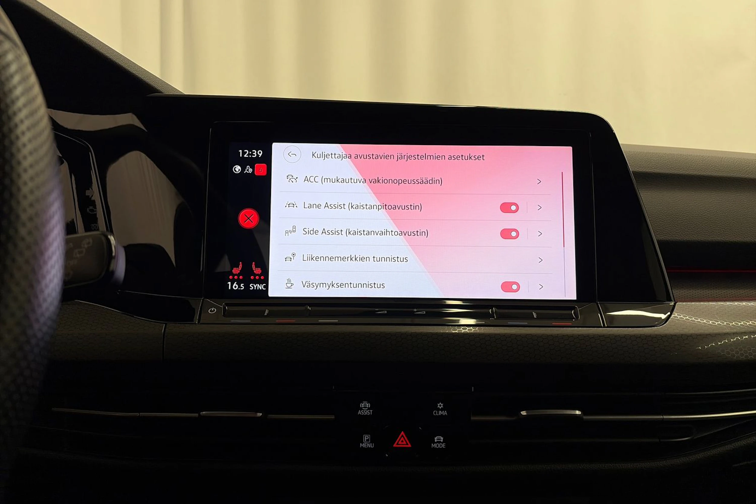 punainen Volkswagen Golf 2021 kuva 19.