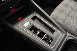 punainen Volkswagen Golf 2021 kuva 25.