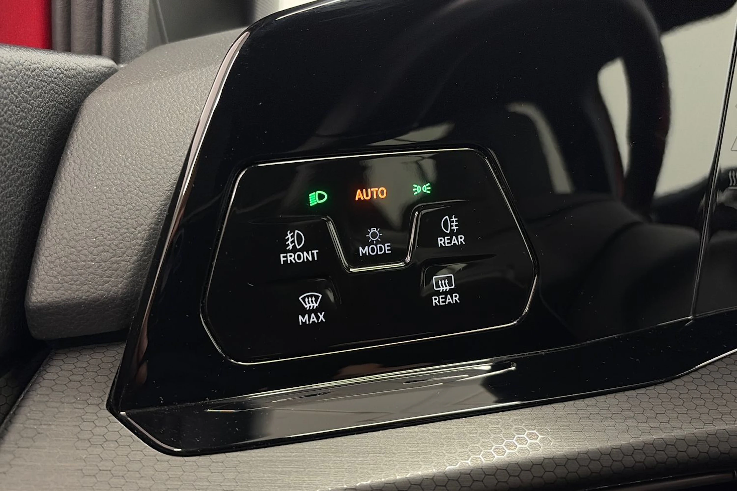 punainen Volkswagen Golf 2021 kuva 26.
