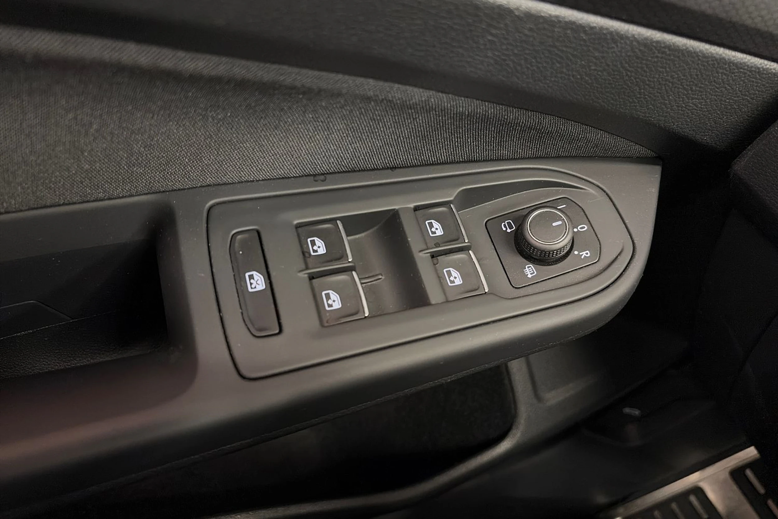 punainen Volkswagen Golf 2021 kuva 27.