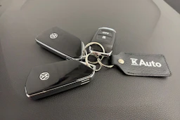 punainen Volkswagen Golf 2021 kuva 28.