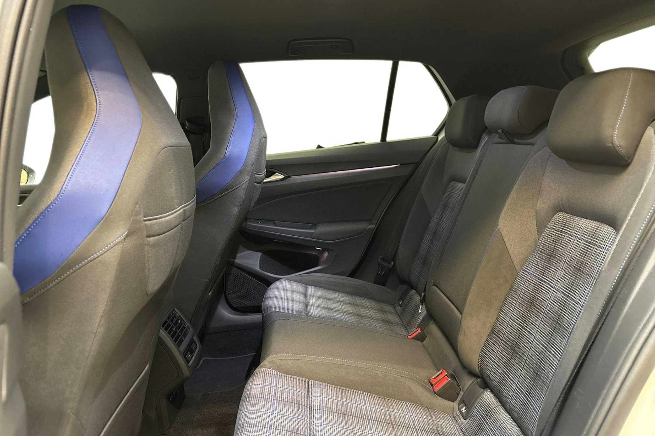 valkoinen Volkswagen Golf 2021 kuva 8.