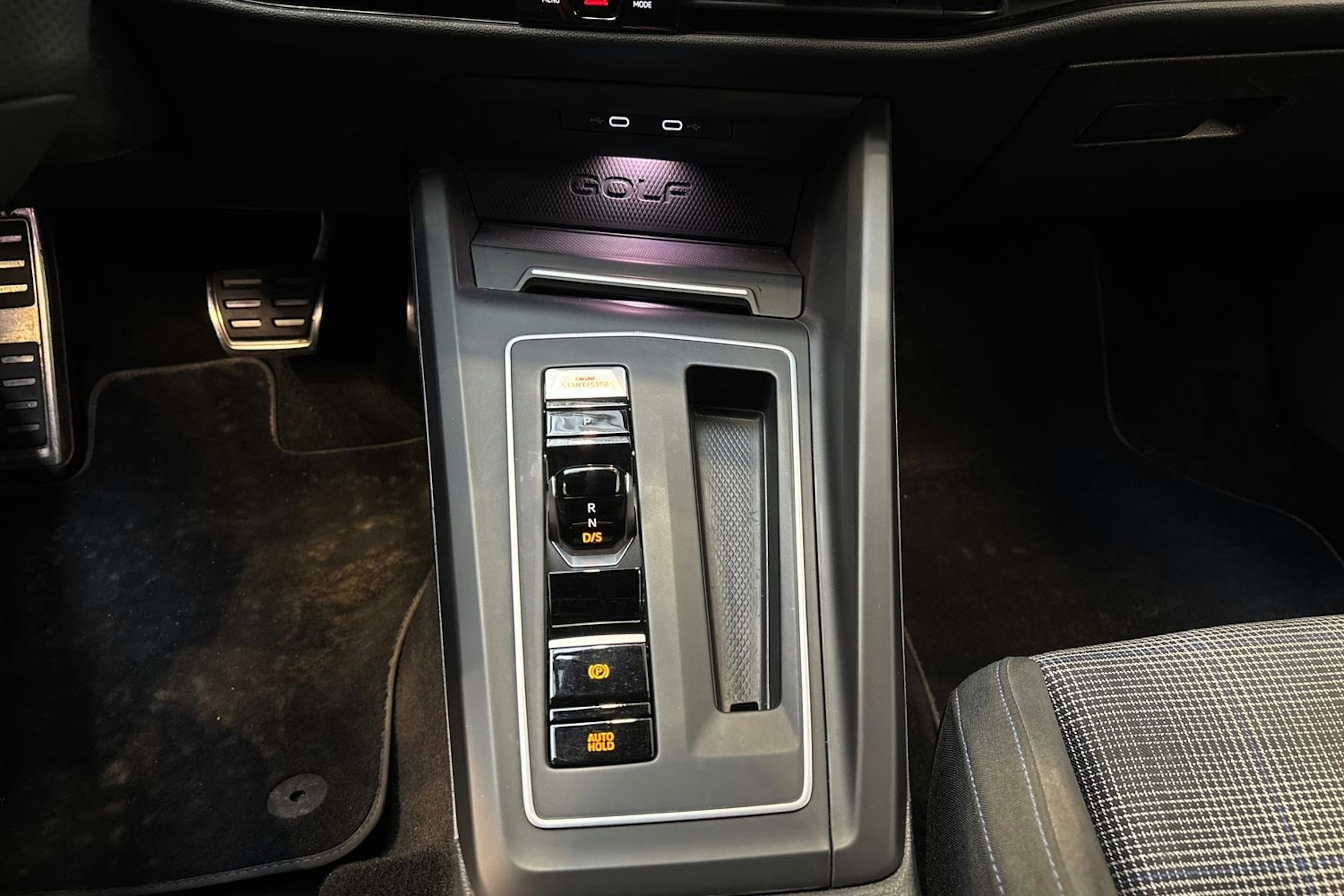 valkoinen Volkswagen Golf 2021 kuva 20.