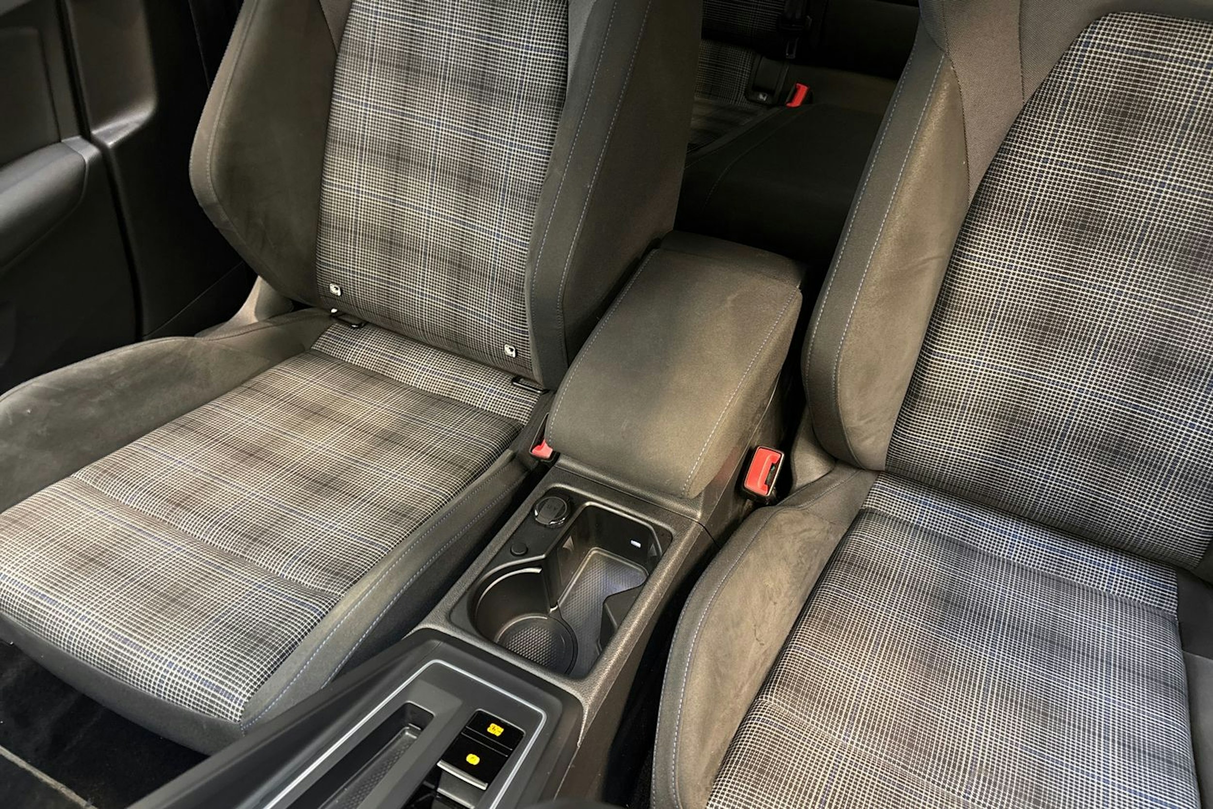 valkoinen Volkswagen Golf 2021 kuva 21.