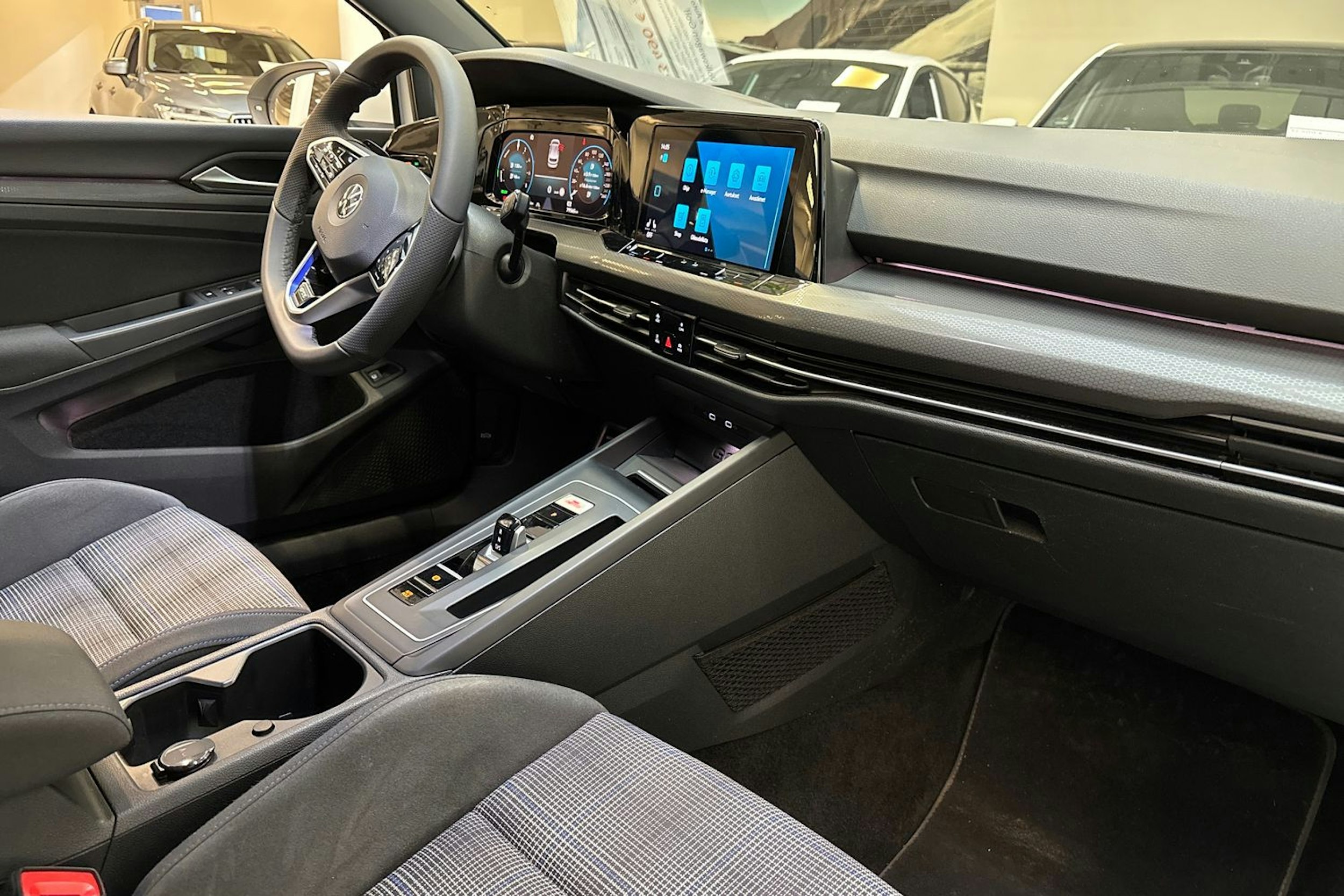 valkoinen Volkswagen Golf 2021 kuva 22.