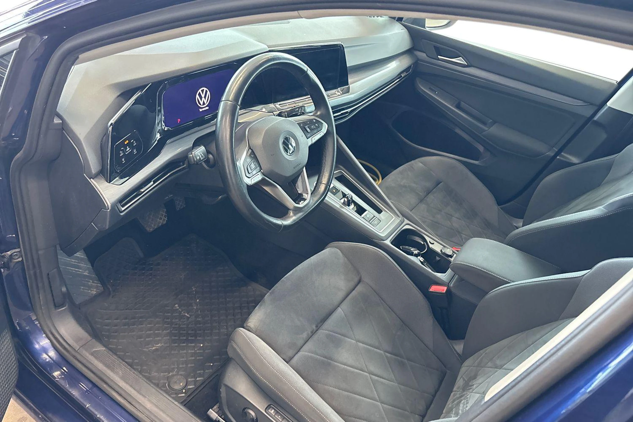 sininen Volkswagen Golf 2021 kuva 8.