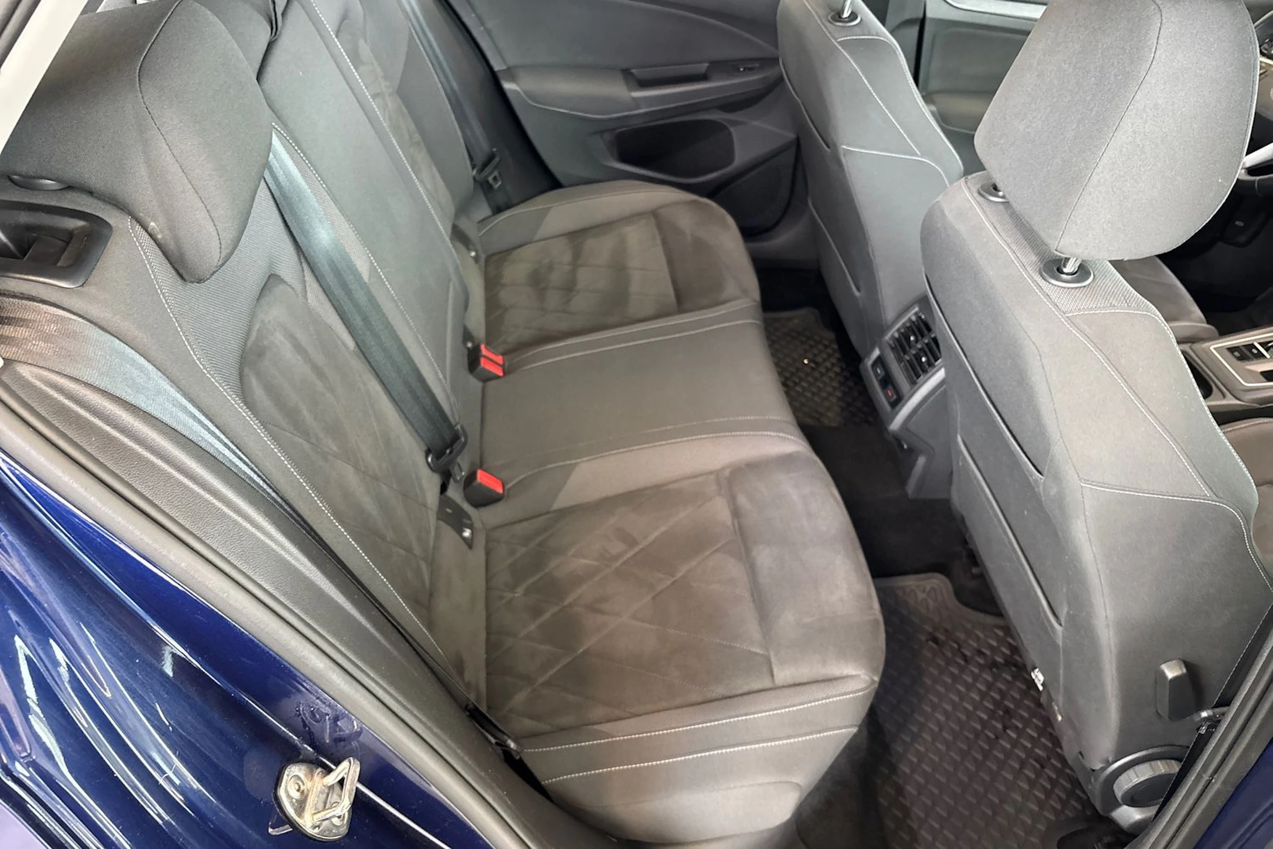 sininen Volkswagen Golf 2021 kuva 17.