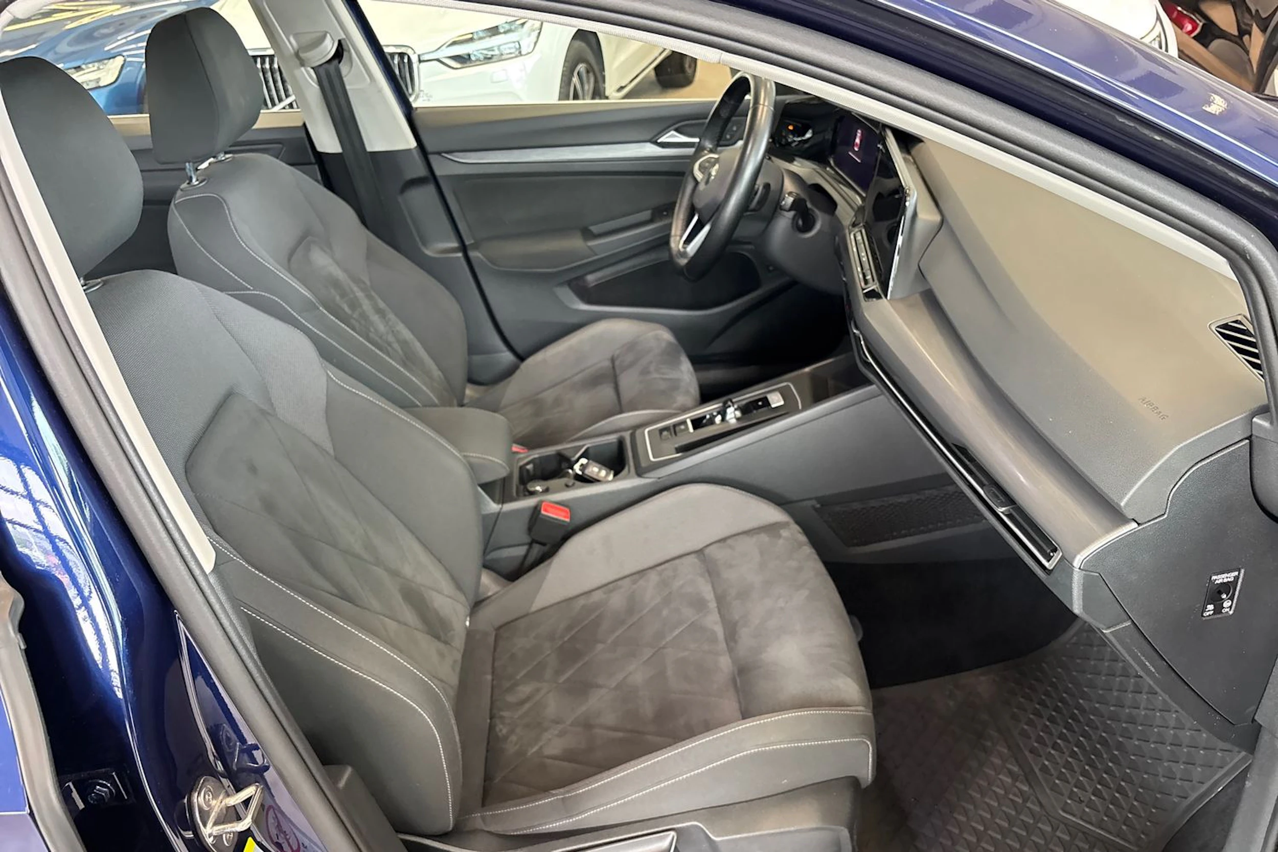 sininen Volkswagen Golf 2021 kuva 18.