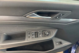 sininen Volkswagen Golf 2021 kuva 21.