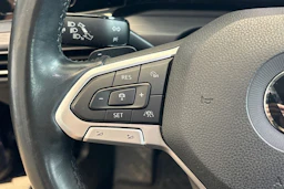 sininen Volkswagen Golf 2021 kuva 23.