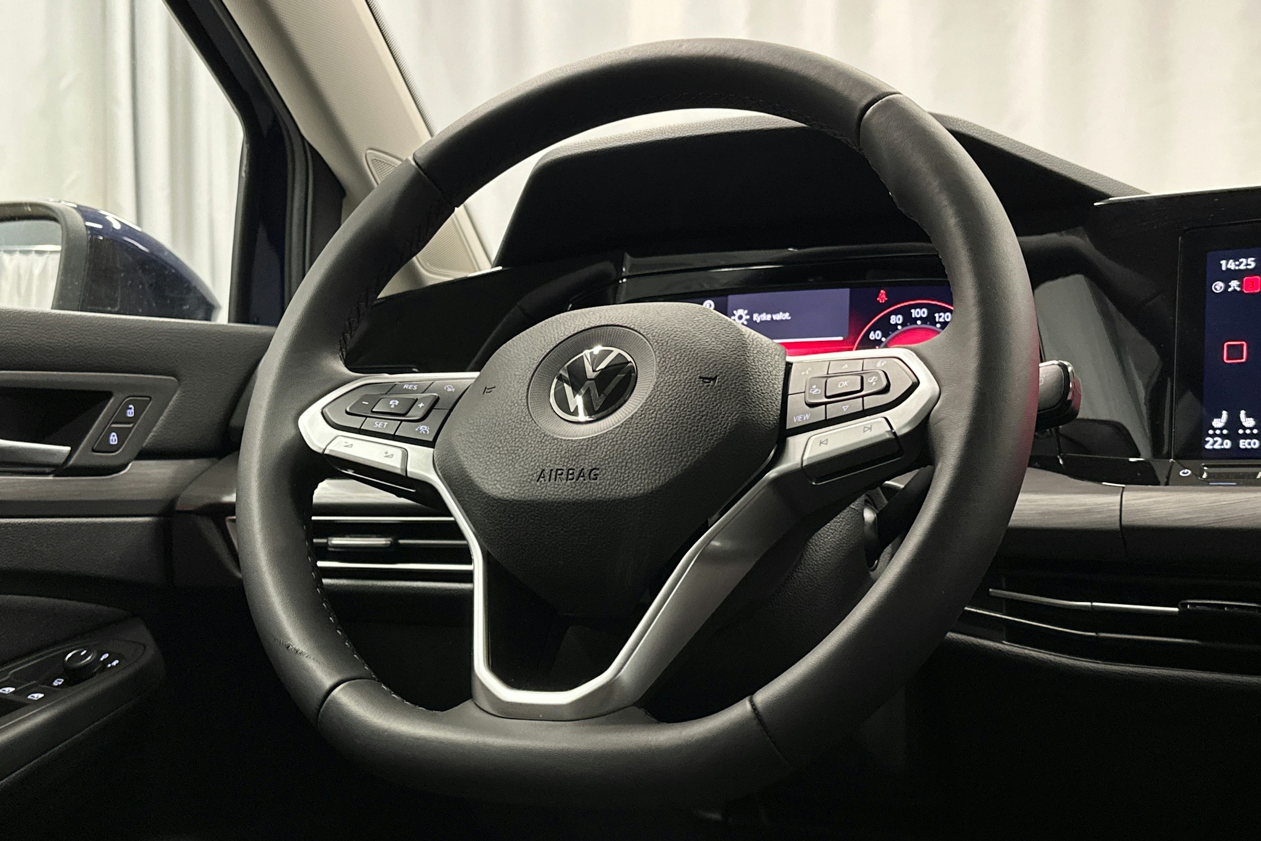 sininen Volkswagen Golf 2021 kuva 13.
