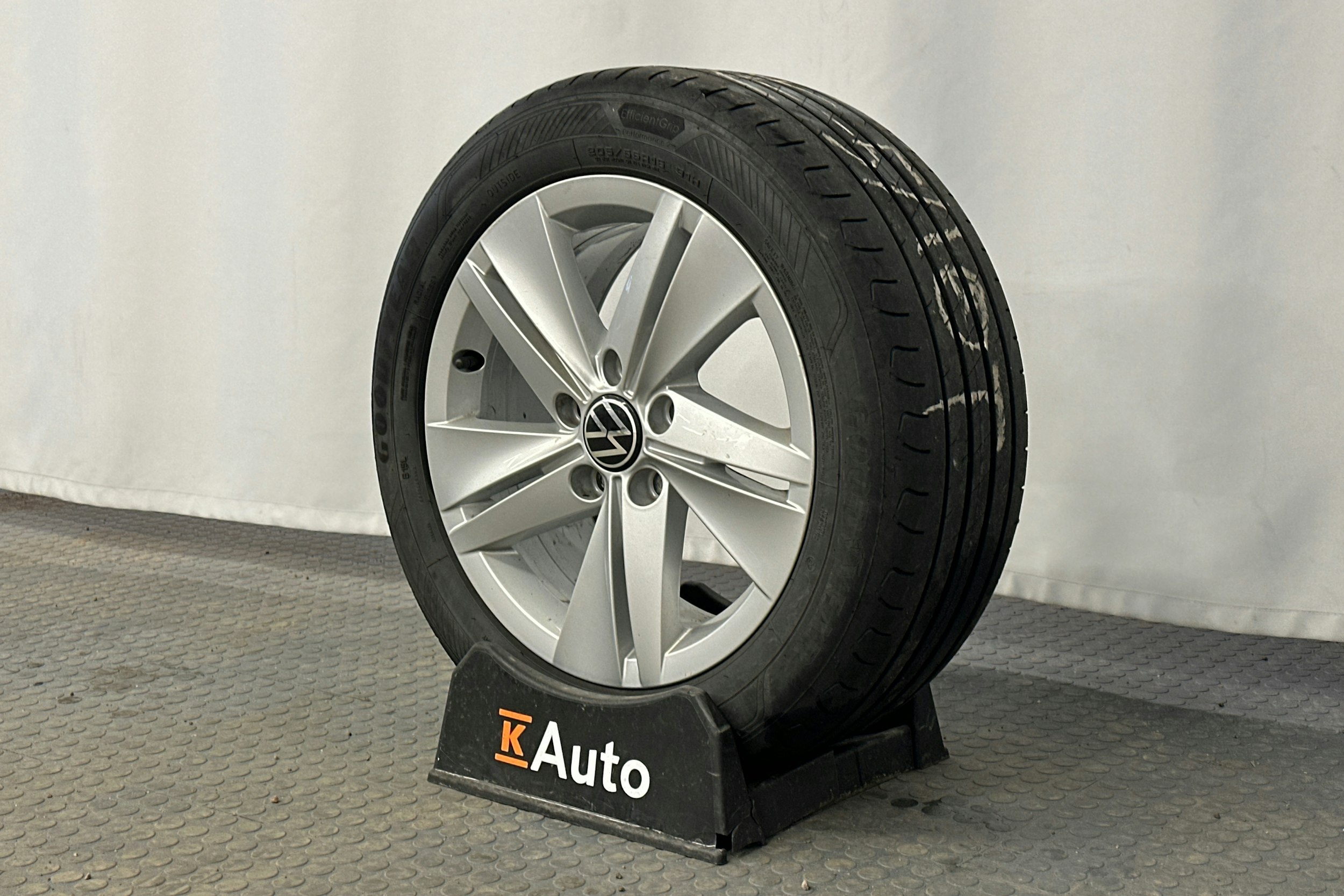 musta Volkswagen Golf 2021 kuva 13.