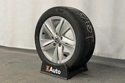 musta Volkswagen Golf 2021 kuva 13.