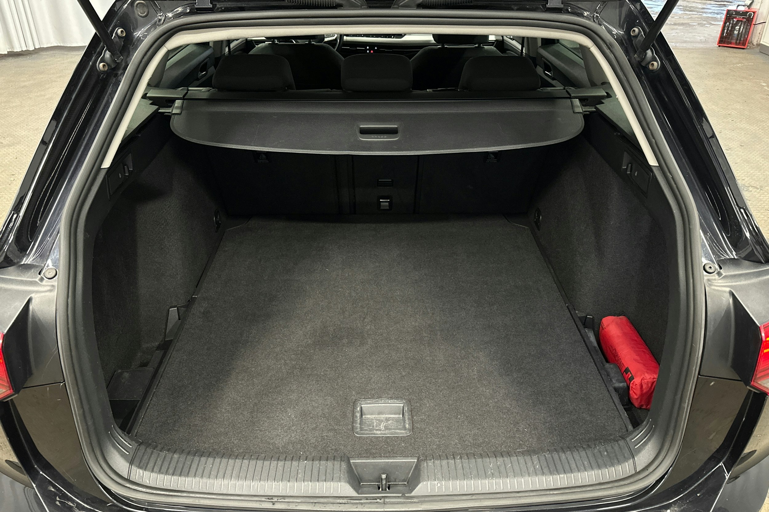 musta Volkswagen Golf 2021 kuva 14.