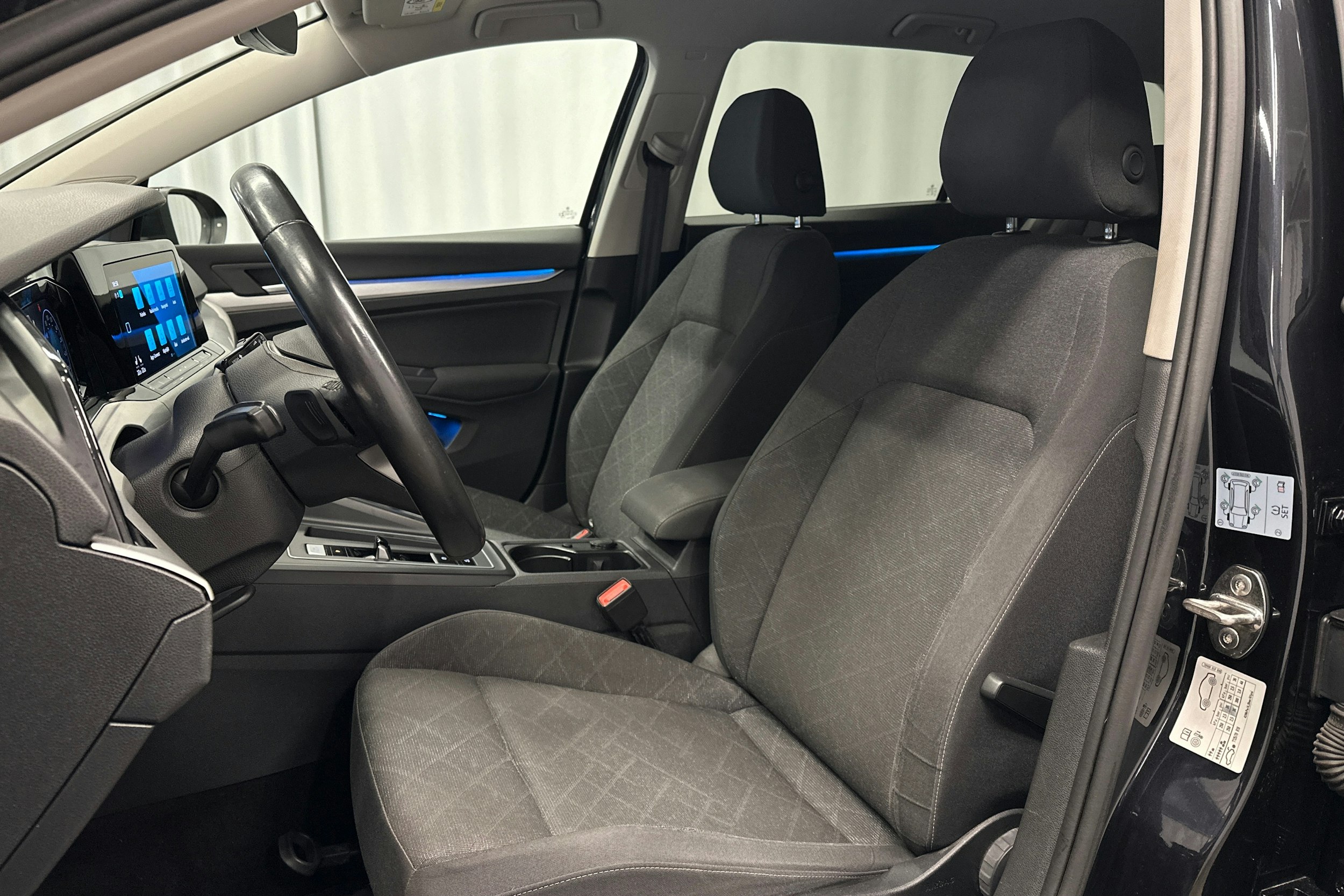 musta Volkswagen Golf 2021 kuva 17.