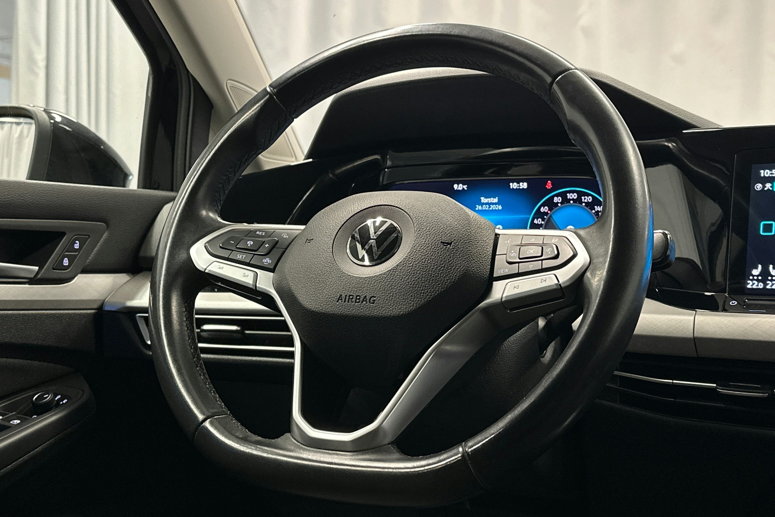 musta Volkswagen Golf 2021 kuva 18.