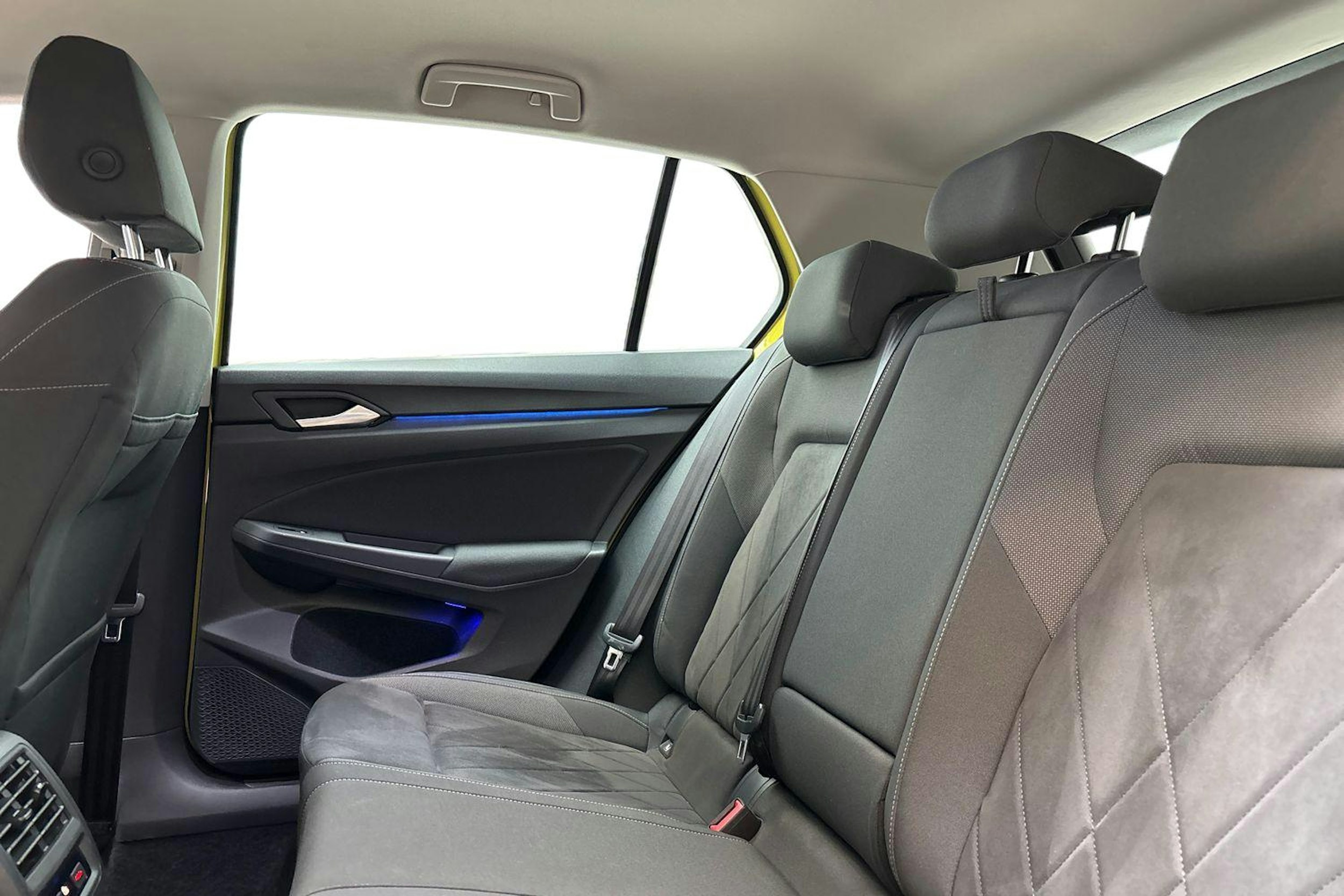 keltainen Volkswagen Golf 2021 kuva 8.