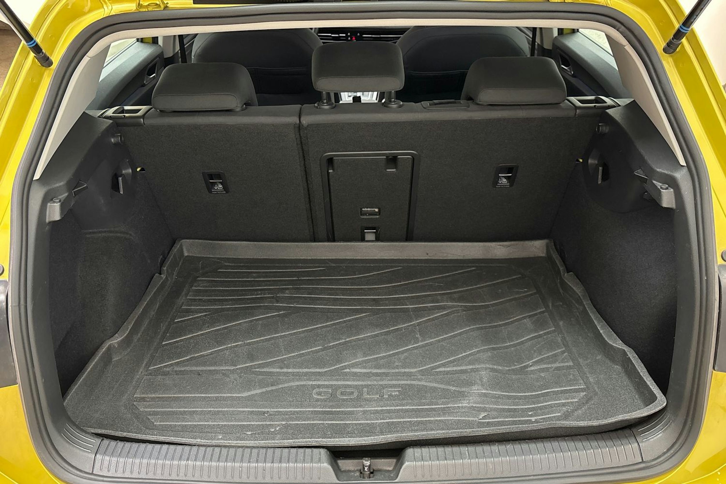 keltainen Volkswagen Golf 2021 kuva 11.