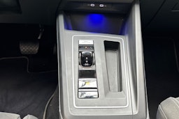 keltainen Volkswagen Golf 2021 kuva 22.