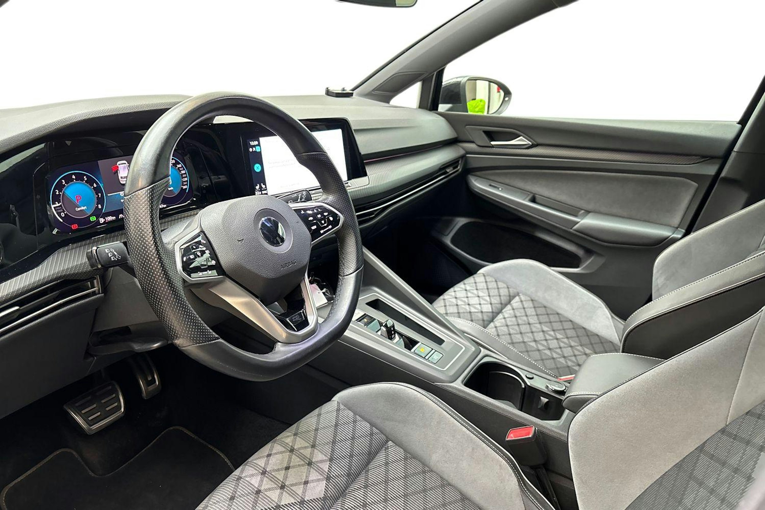musta Volkswagen Golf 2021 kuva 7.