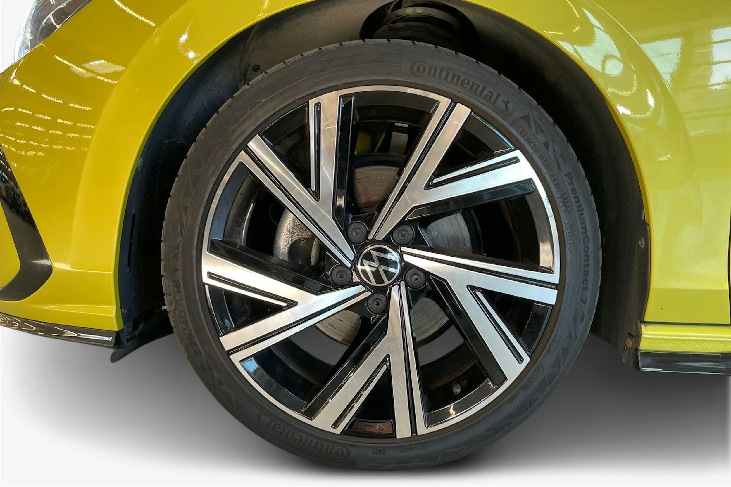 Keltainen Volkswagen GOLF 2021 kuva 9.