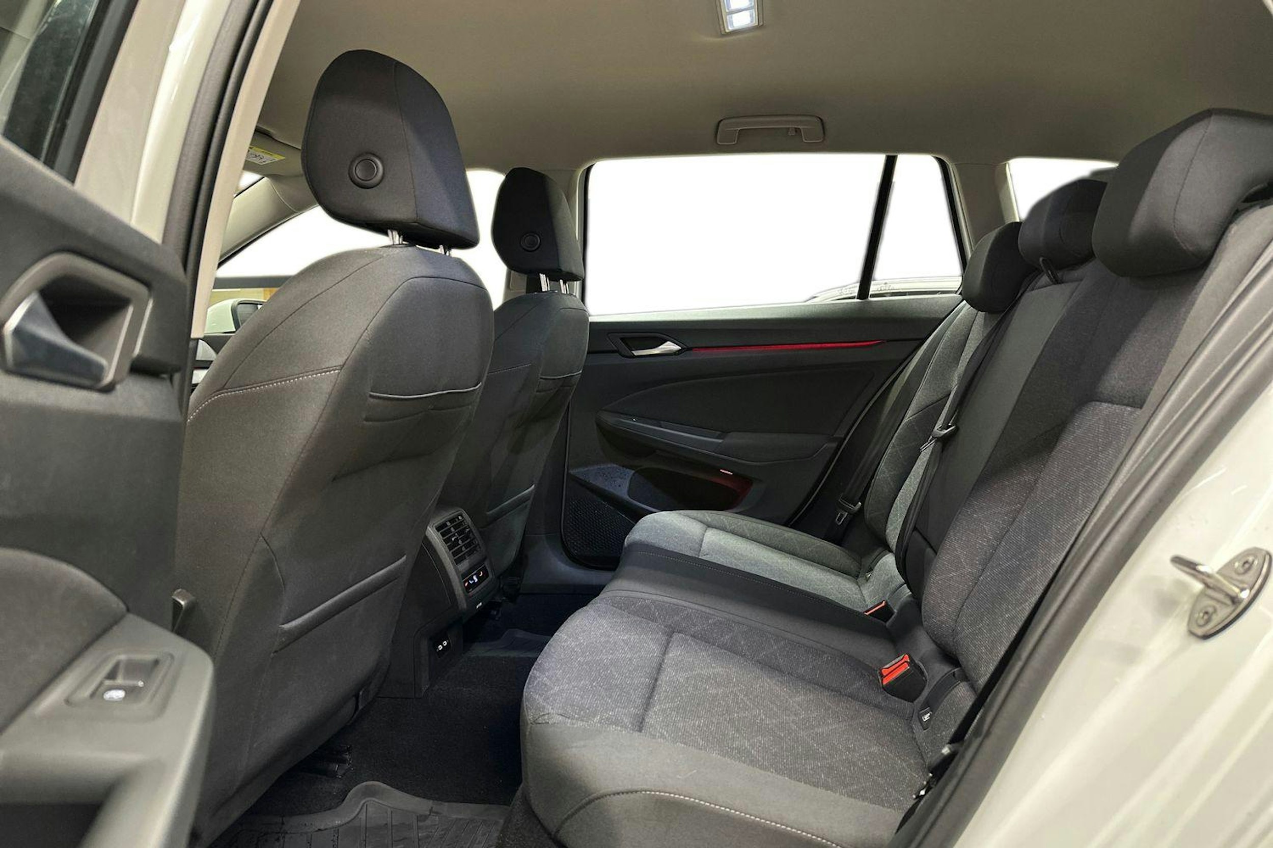 valkoinen Volkswagen Golf 2021 kuva 8.