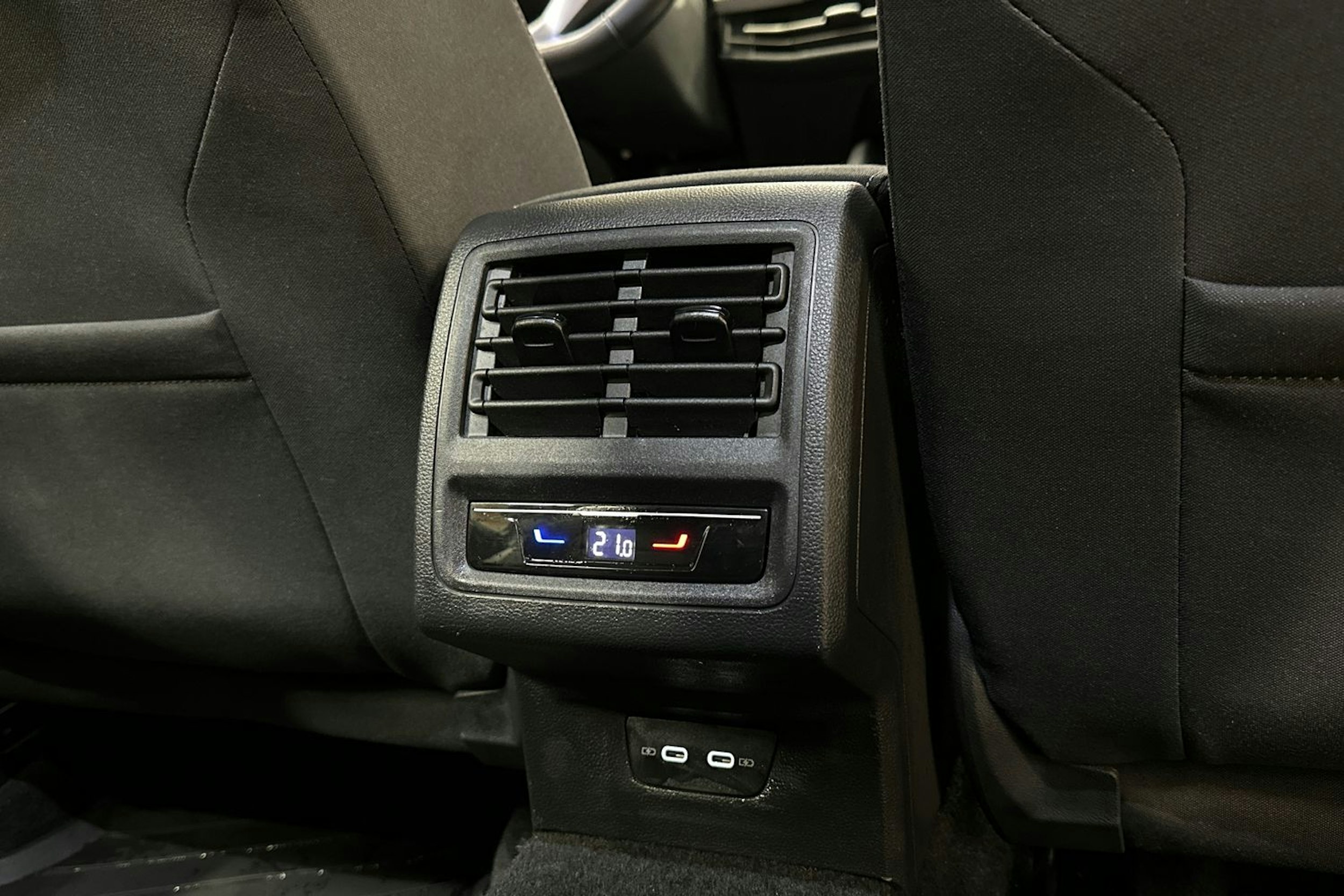 valkoinen Volkswagen Golf 2021 kuva 12.