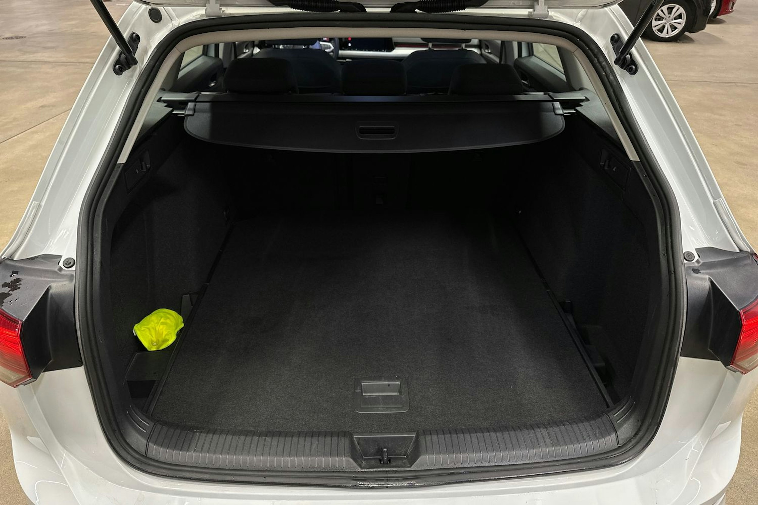 valkoinen Volkswagen Golf 2021 kuva 24.