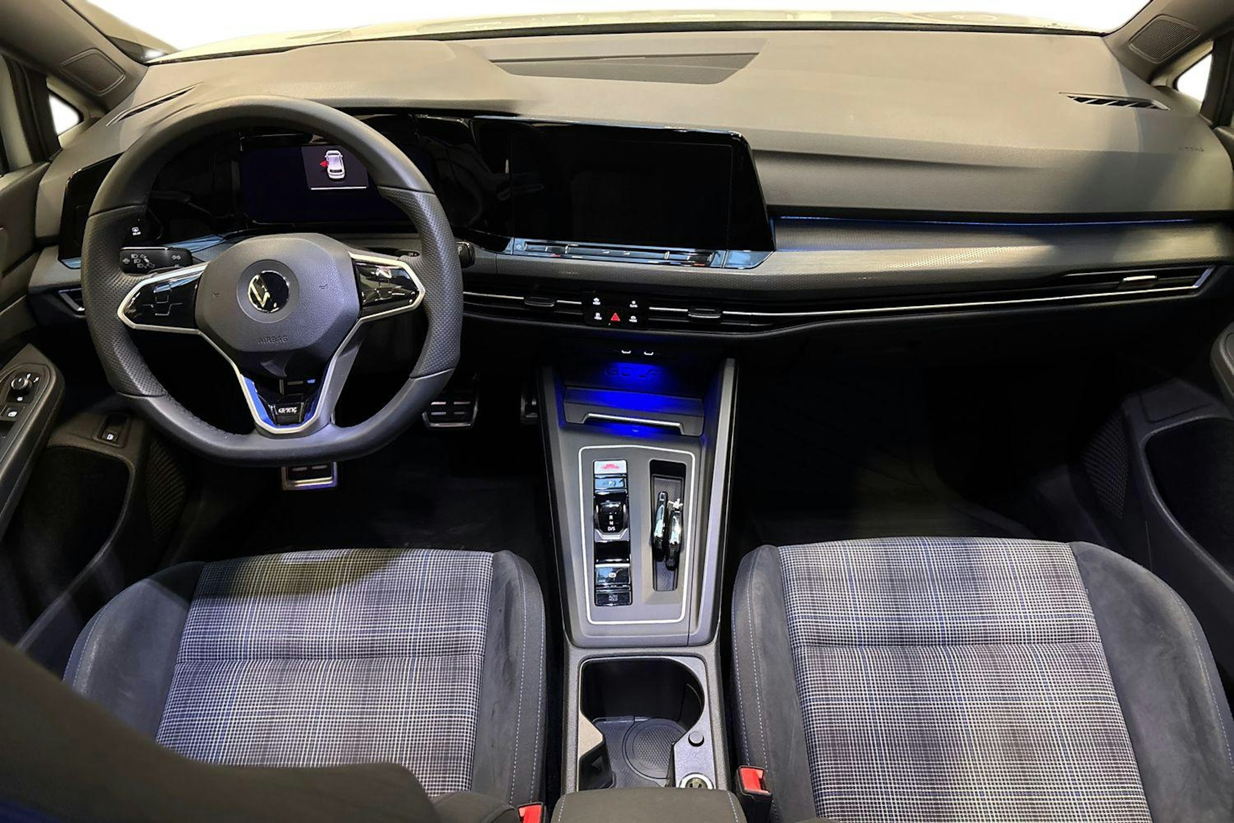 valkoinen Volkswagen Golf 2021 kuva 9.