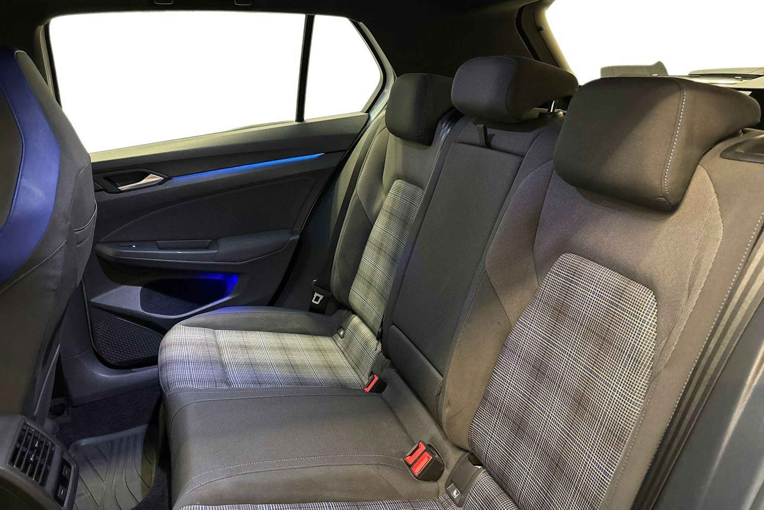 valkoinen Volkswagen Golf 2021 kuva 10.