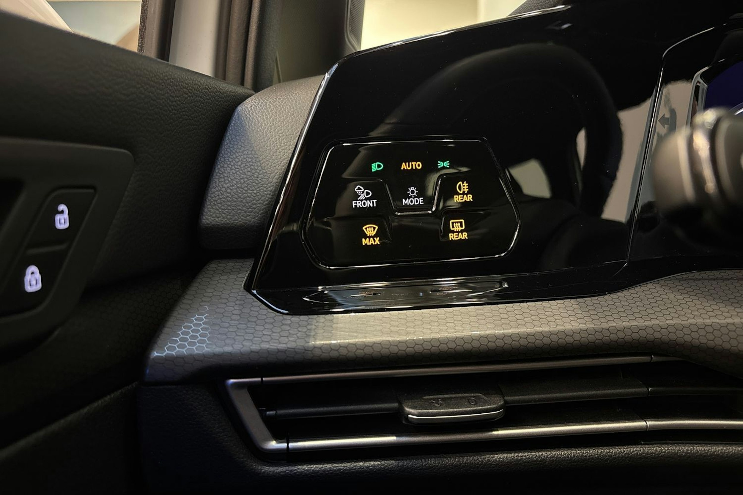 valkoinen Volkswagen Golf 2021 kuva 17.