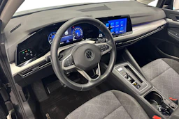 musta Volkswagen Golf 2021 kuva 6.